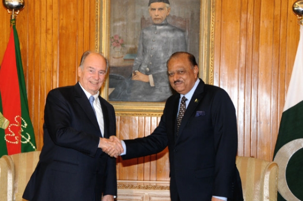 His Highness the Aga Khan with President Mamnoon Hussain of Pakistan at Aiwan-e-Sadr, the official residence of the President.  